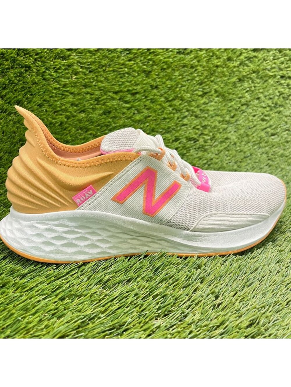 New Balance Fresh Foam Roav V1 Womens Size 10 White Pink Running Shoes Sneakers